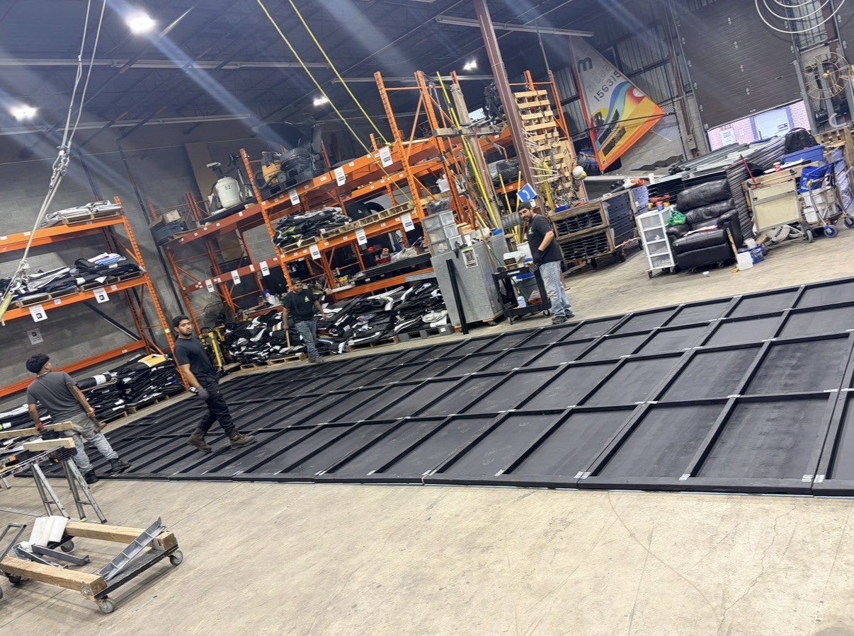 Assemblage d’une structure grand format au sol dans l’atelier