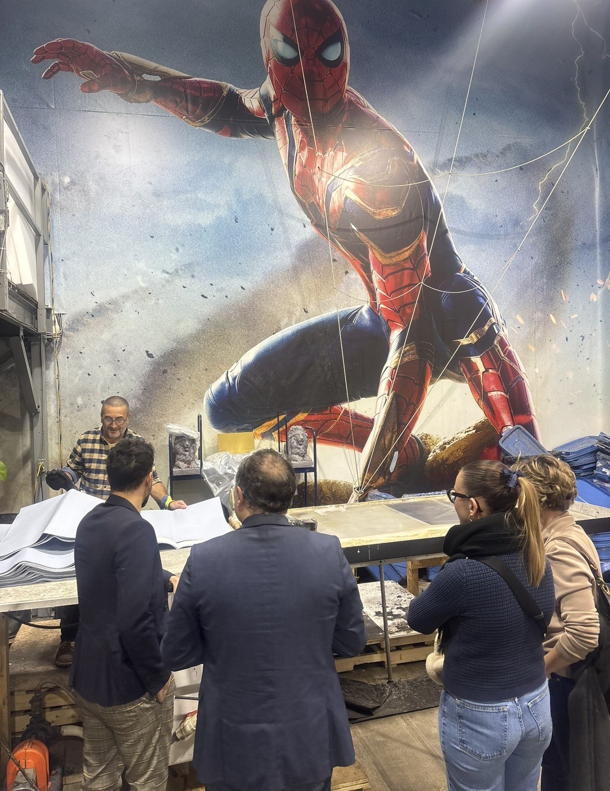 Échanges autour des visuels et des préparatifs à l’atelier