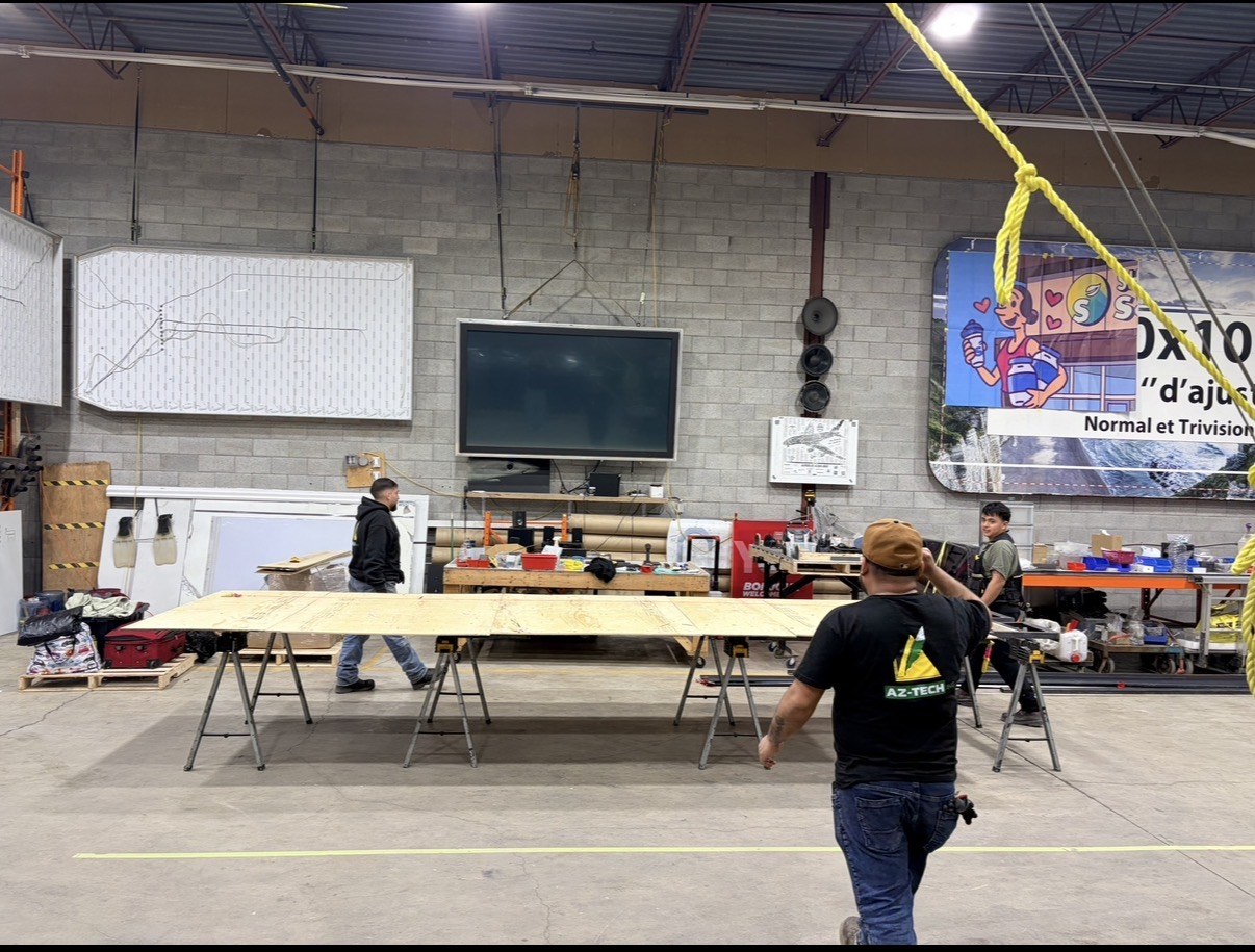 L’équipe au travail autour des tables de préparation