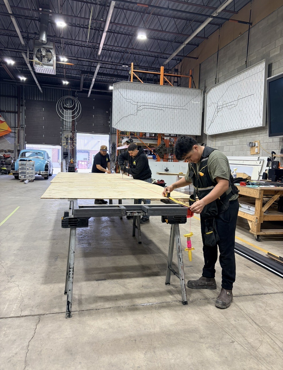 Préparation de panneaux sur les tables de travail de l’atelier Az-Tech