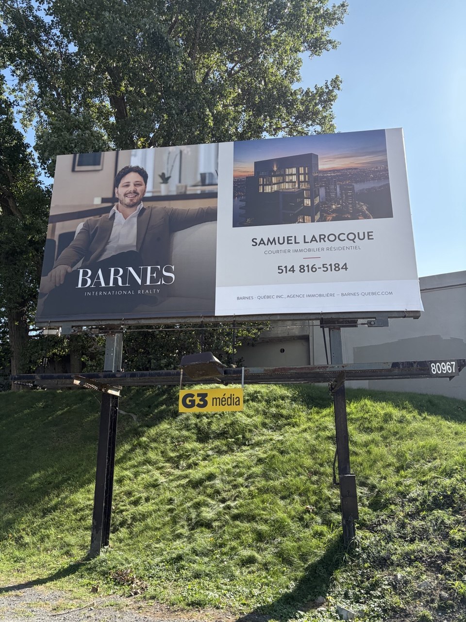 Panneau Barnes installé sur une structure Trivision à Montréal