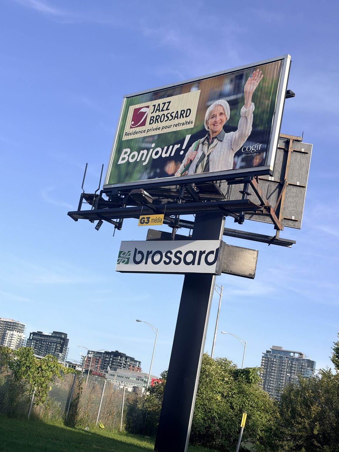 Panneau publicitaire Jazz Brossard installé en hauteur