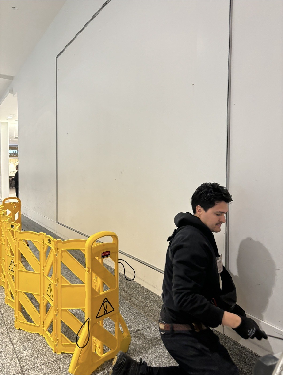 Travaux sur la façade pendant le retrait des enseignes