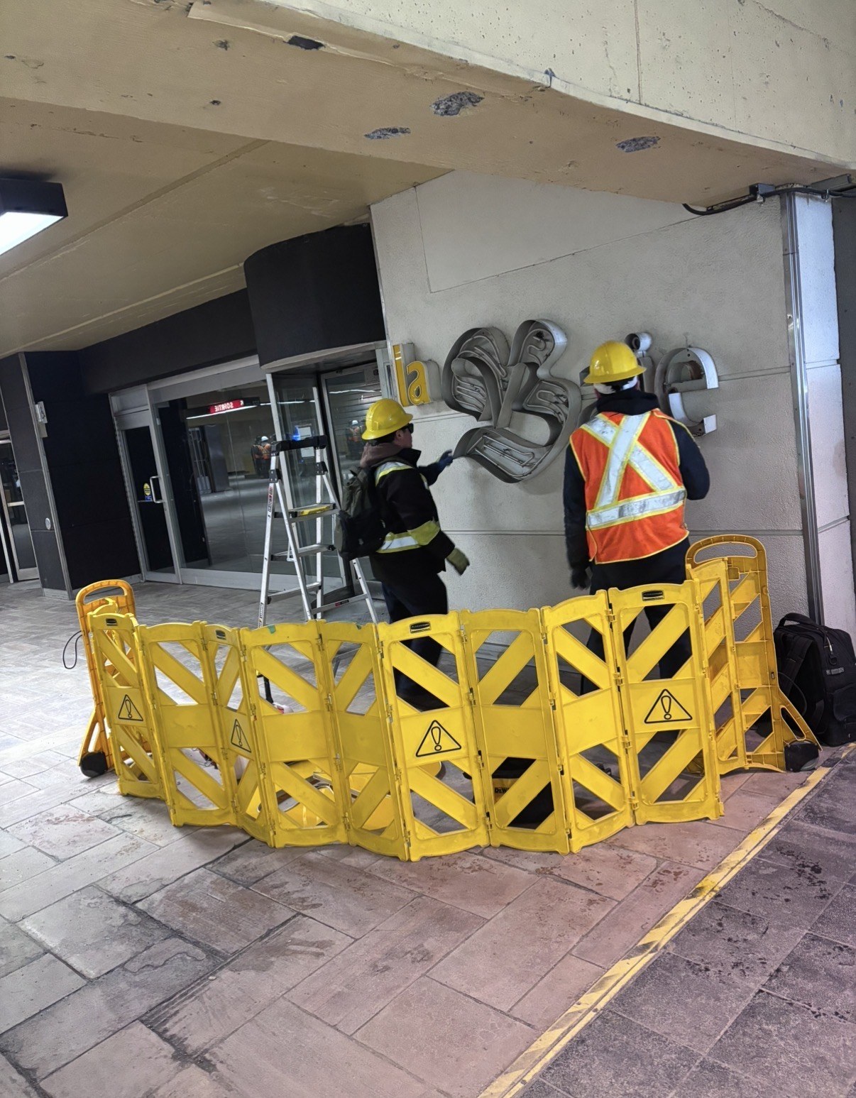 Intervention sur les lettres de l’enseigne La Baie