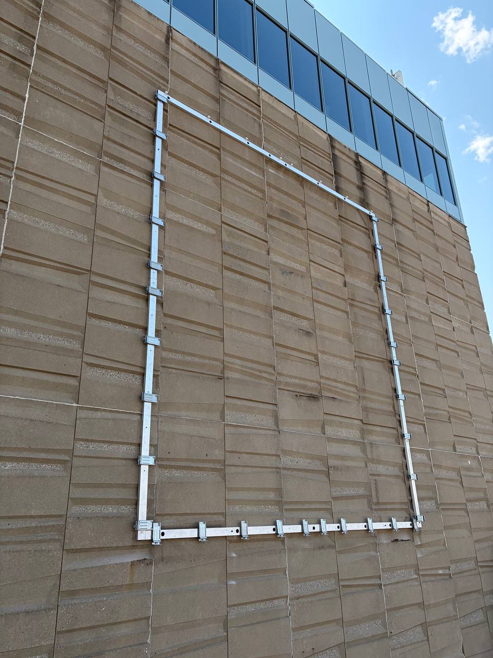 Le nouveau cadre mural avant la pose de la bannière