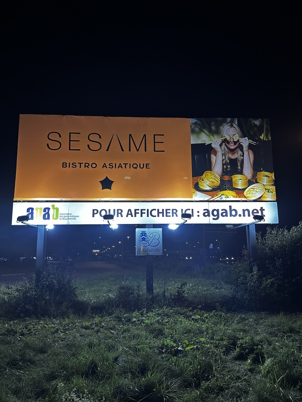 Affichage Sésame Bistro Asiatique éclairé de nuit
